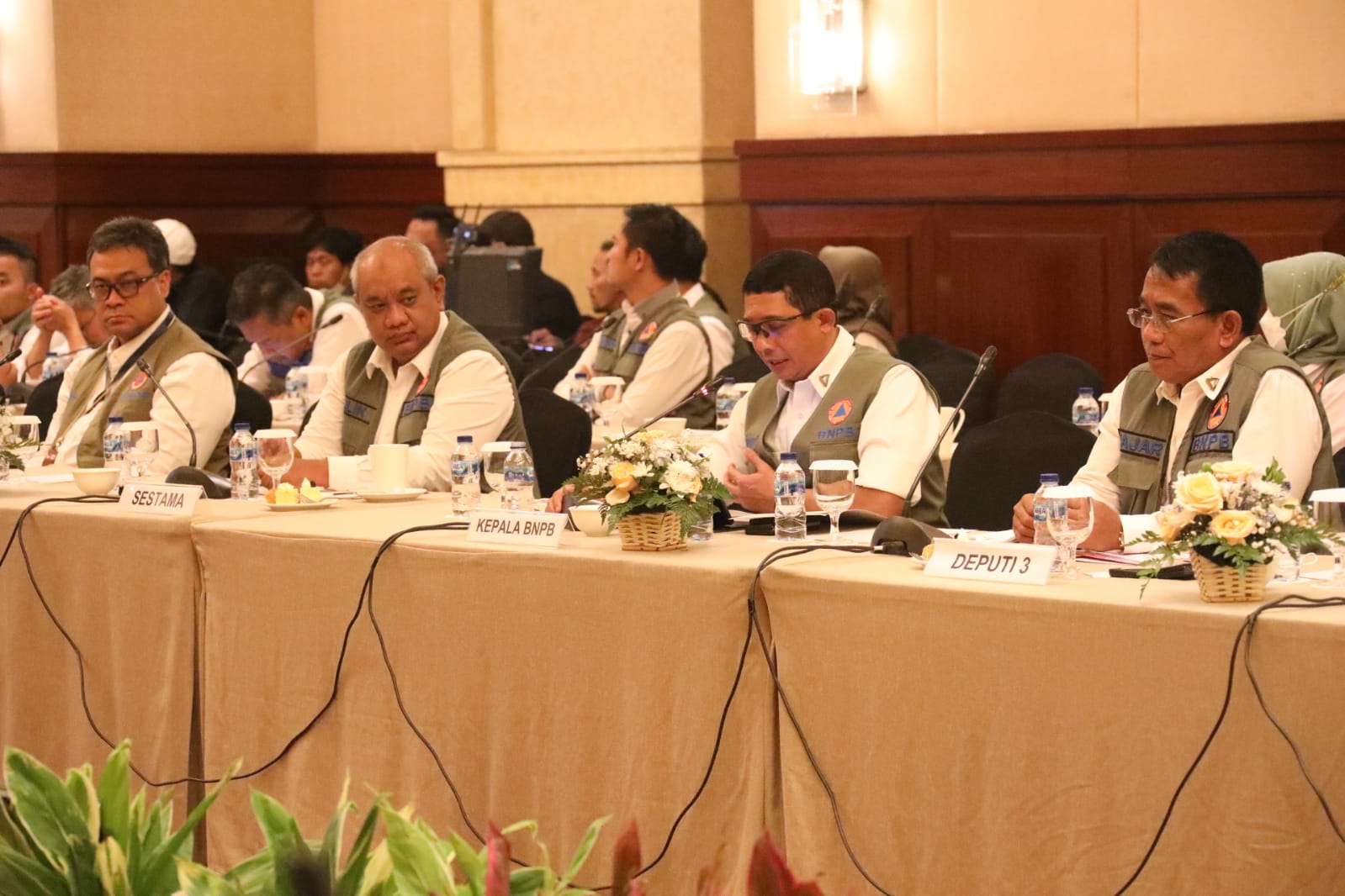 Kepala BNPB Letjen TNI Suharyanto (kedua dari kanan) beserta jajaran BNPB melakukan Focus Group Discussion Penguatan Kesiapsiagaan dan Penanggulangan Bencana, dengan Komisi VIII DPR RI di Jakarta pada Rabu (15/2).